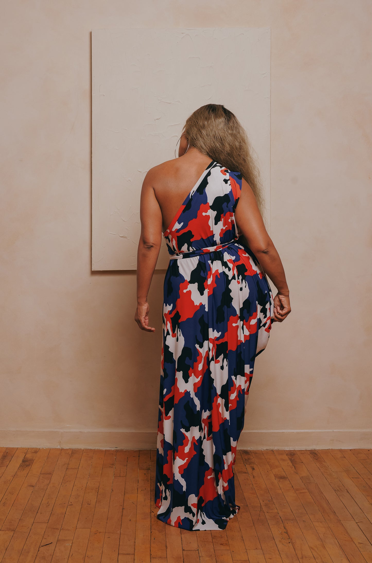 print one-shoulder drape