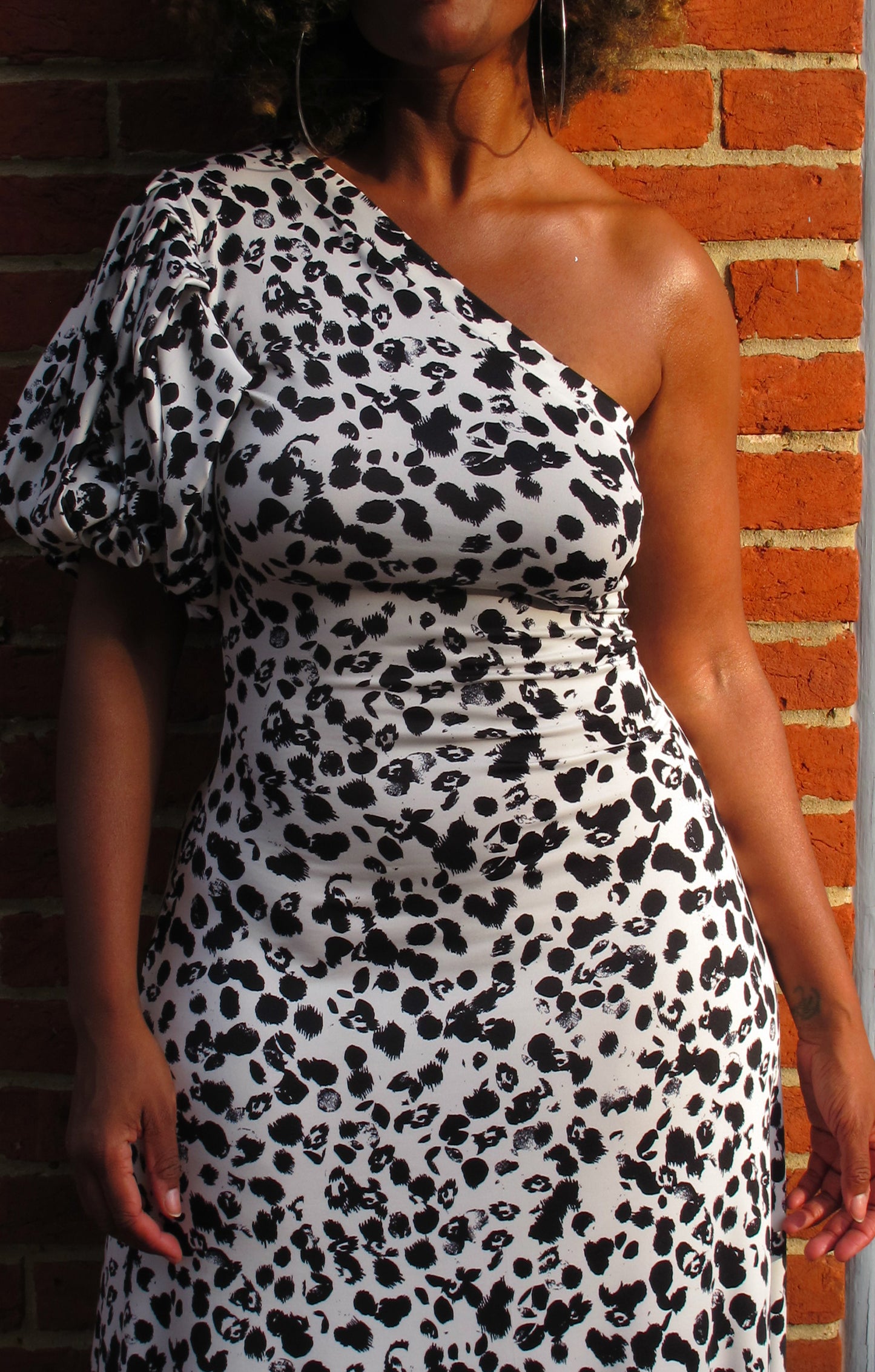 :: select :: spotty one-shoulder puff
